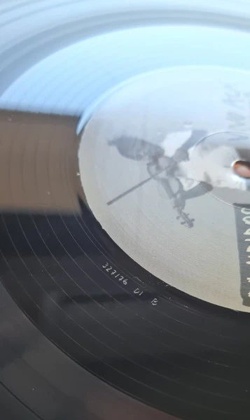 Divididos - Vivo Acá (3xLP) (Mint (M)) - Image 5